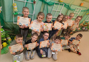 Na zdjęciu widać dzieci z dyplomami z konkursu kolorowa pisanka.