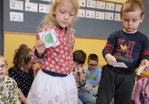 Na zdjęciu widać dzieci które wykonują plakat zdrowy styl życia.