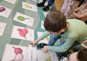 Na zdjęciu widać dzieci które dopasowują ilustrację do napisów.