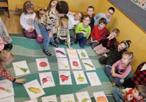 Na zdjęciu widać dzieci które dopasowują ilustrację do napisów.