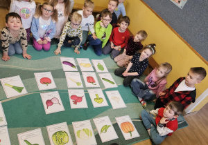 Na zdjęciu widać dzieci które dopasowują ilustrację do napisów.