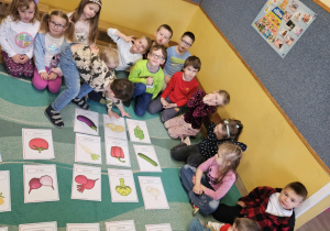 Na zdjęciu widać dzieci które dopasowują ilustrację do napisów.