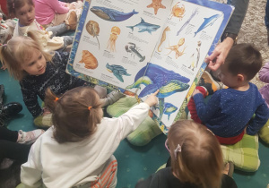Na zdjęciu widać dzieci które są w bibliotece nr 57 w Łodzi.