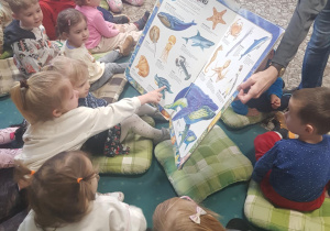 Na zdjęciu widać dzieci które są w bibliotece nr 57 w Łodzi.