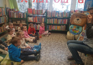 Na zdjęciu widać dzieci które są w bibliotece nr 57 w Łodzi.
