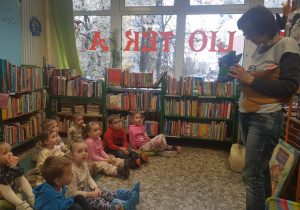 Na zdjęciu widać dzieci które są w bibliotece nr 57 w Łodzi.