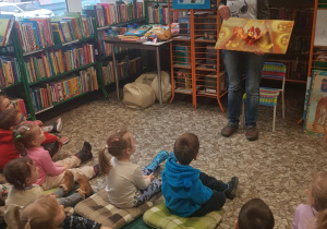 Na zdjęciu widać dzieci które są w bibliotece nr 57 w Łodzi.