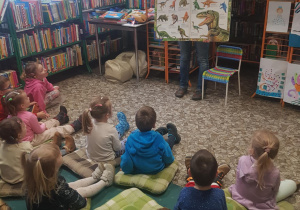Na zdjęciu widać dzieci które są w bibliotece nr 57 w Łodzi.