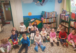 Na zdjęciu widać dzieci które są w bibliotece nr 57 w Łodzi.