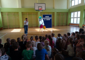 Na zdjęciu widać dzieci na scenie które recytują wiersz.