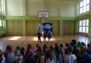 Na zdjęciu widać dzieci na scenie które recytują wiersz.
