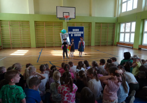 Na zdjęciu widać dzieci na scenie które recytują wiersz.