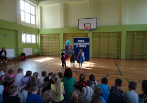 Na zdjęciu widać dzieci na scenie które recytują wiersz.