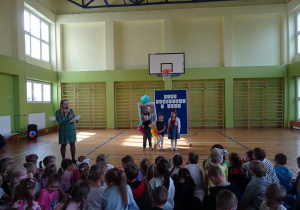 Na zdjęciu widać dzieci na scenie które recytują wiersz.