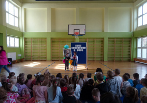 Na zdjęciu widać dzieci na scenie które recytują wiersz.