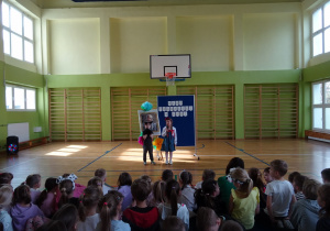 Na zdjęciu widać dzieci na scenie które recytują wiersz.