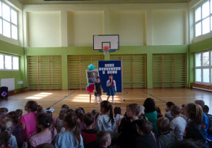 Na zdjęciu widać dzieci na scenie które recytują wiersz.
