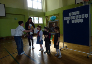 Na zdjęciu widać dzieci które otrzymały nagrody.
