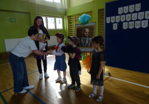 Na zdjęciu widać dzieci które otrzymały nagrody.