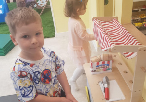 Na zdjęciu widać dzieci które bawią się w sklep.