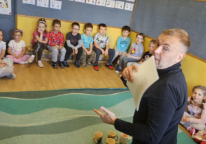 Na zdjęciu widać dzieci Pana które słuchają wiersza na temat ceramiki.