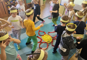 Na zdjęciu widać dzieci które wykonują pracę plastyczną z okazji dnia pszczół.