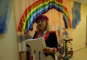 Na zdjęciu widać babcię która wystawia bajkę dla dzieci.