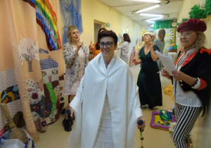 Na zdjęciu widać rodziców którzy wystawiają przedstawienie "kłótnia czterech pór roku"