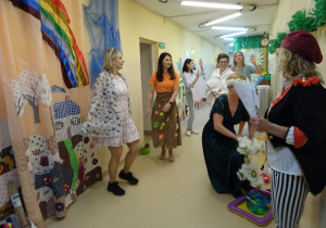 Na zdjęciu widać rodziców którzy wystawiają przedstawienie "kłótnia czterech pór roku"