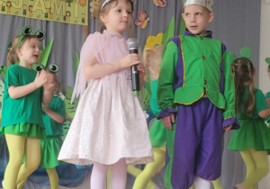 Na zdjęciu widać dzieci na Zakończeniu Roku.