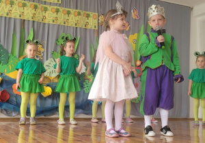 Na zdjęciu widać dzieci na Zakończeniu Roku.