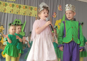 Na zdjęciu widać dzieci na Zakończeniu Roku.