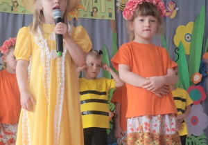 Na zdjęciu widać dzieci na Zakończeniu Roku.