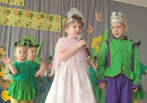 Na zdjęciu widać dzieci na Zakończeniu Roku.