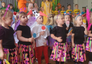 Na zdjęciu widać dzieci na Zakończeniu Roku.