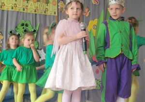 Na zdjęciu widać dzieci na Zakończeniu Roku.