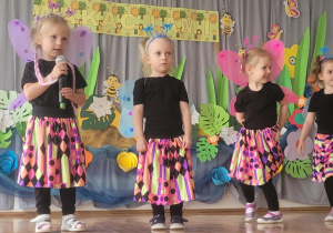 Na zdjęciu widać dzieci na Zakończeniu Roku.