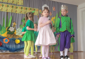 Na zdjęciu widać dzieci na Zakończeniu Roku.