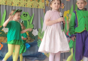 Na zdjęciu widać dzieci na Zakończeniu Roku.