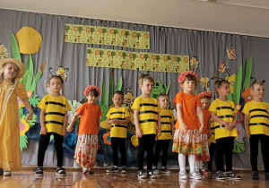 Na zdjęciu widać dzieci na Zakończeniu Roku.