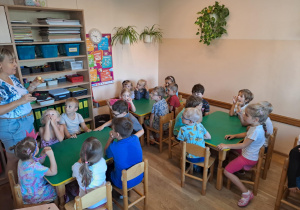 Na zdjęciu widać dzieci które wykonują zadania w kartach pracy.