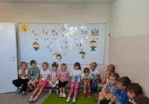 Na zdjęciu widać dzieci które ustalają kodeks przedszkolaka.