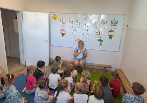 Na zdjęciu widać dzieci które ustalają kodeks przedszkolaka.