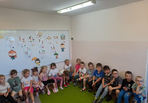 Na zdjęciu widać dzieci które ustalają kodeks przedszkolaka.