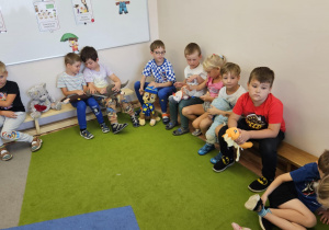 Na zdjęciu widać dzieci na zajęciach z Pierwszej Pomocy.