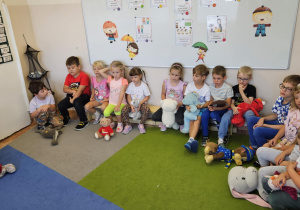 Na zdjęciu widać dzieci na zajęciach z Pierwszej Pomocy.