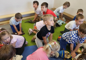 Na zdjęciu widać dzieci na zajęciach z Pierwszej Pomocy.