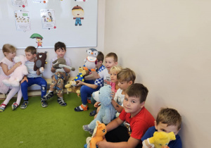 Na zdjęciu widać dzieci na zajęciach z Pierwszej Pomocy.
