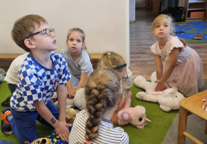 Na zdjęciu widać dzieci na zajęciach z Pierwszej Pomocy.