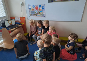 Na zdjęciu widać dzieci które oglądają film na temat "Dzień Kropki"